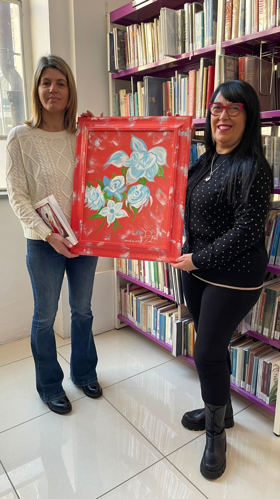 Daniela Bussolino consegna un suo quadro alla direttrice della Biblioteca Astense Giorgio Faletti